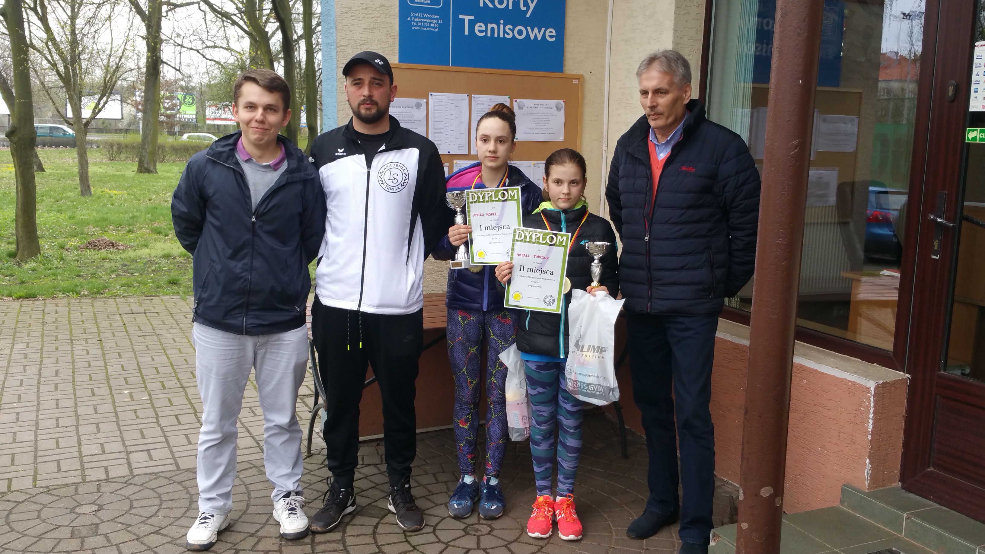 Amelia Kopel z dyplomem i pucharem