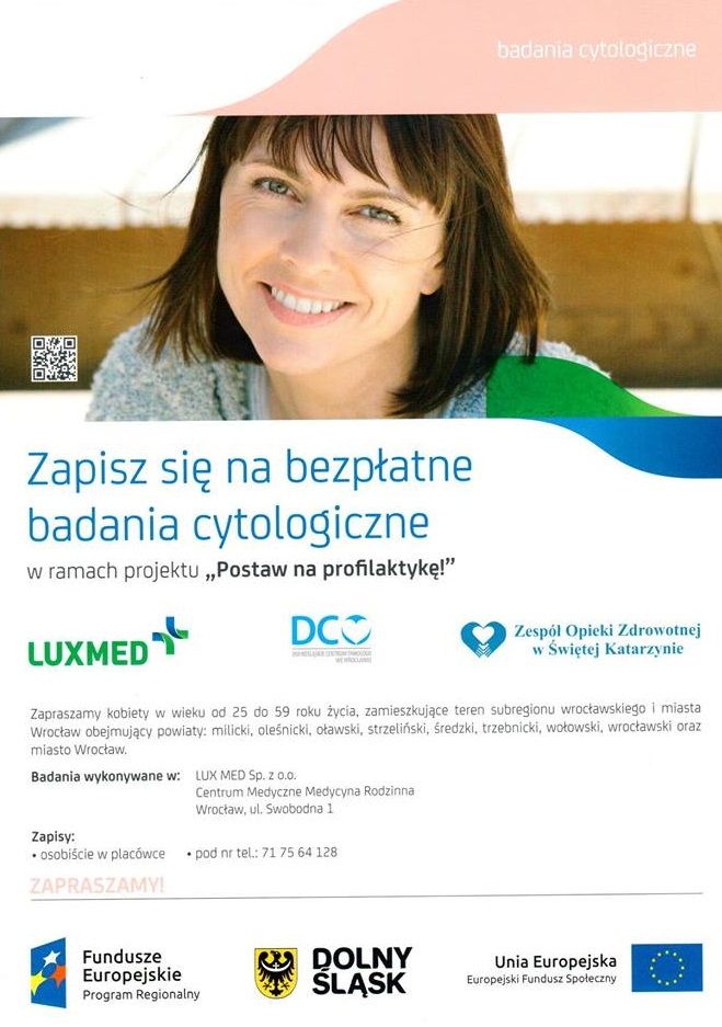 zdjęcie przedstawia uśmiechniętą kobietę w średnim wieku