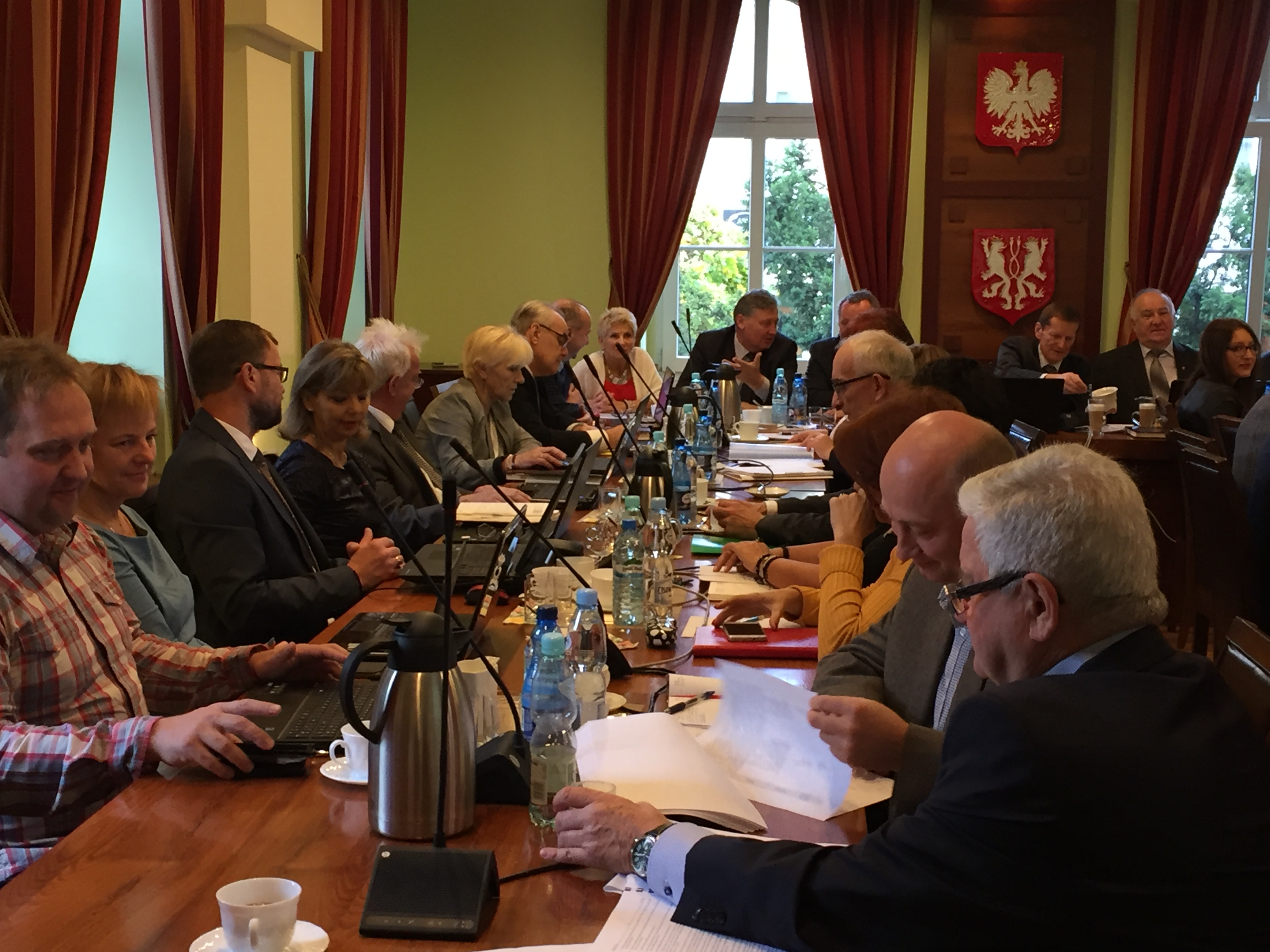 zdjęcie przedstawia uczestników sesji RM siedzących po lewej stronie sali
