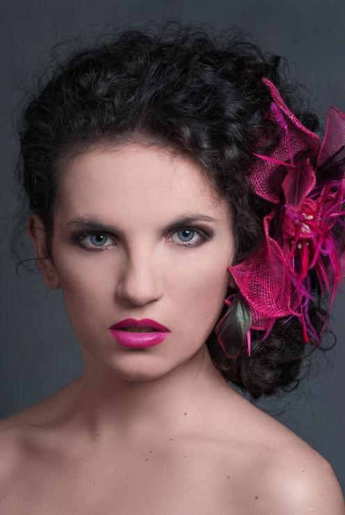 zdjęcie przedstawia portret kobiety ze wstążką we włosach