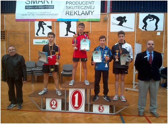 zdjęcie przedstawia nagrodzonych medalami zawodników tenisa stołowego