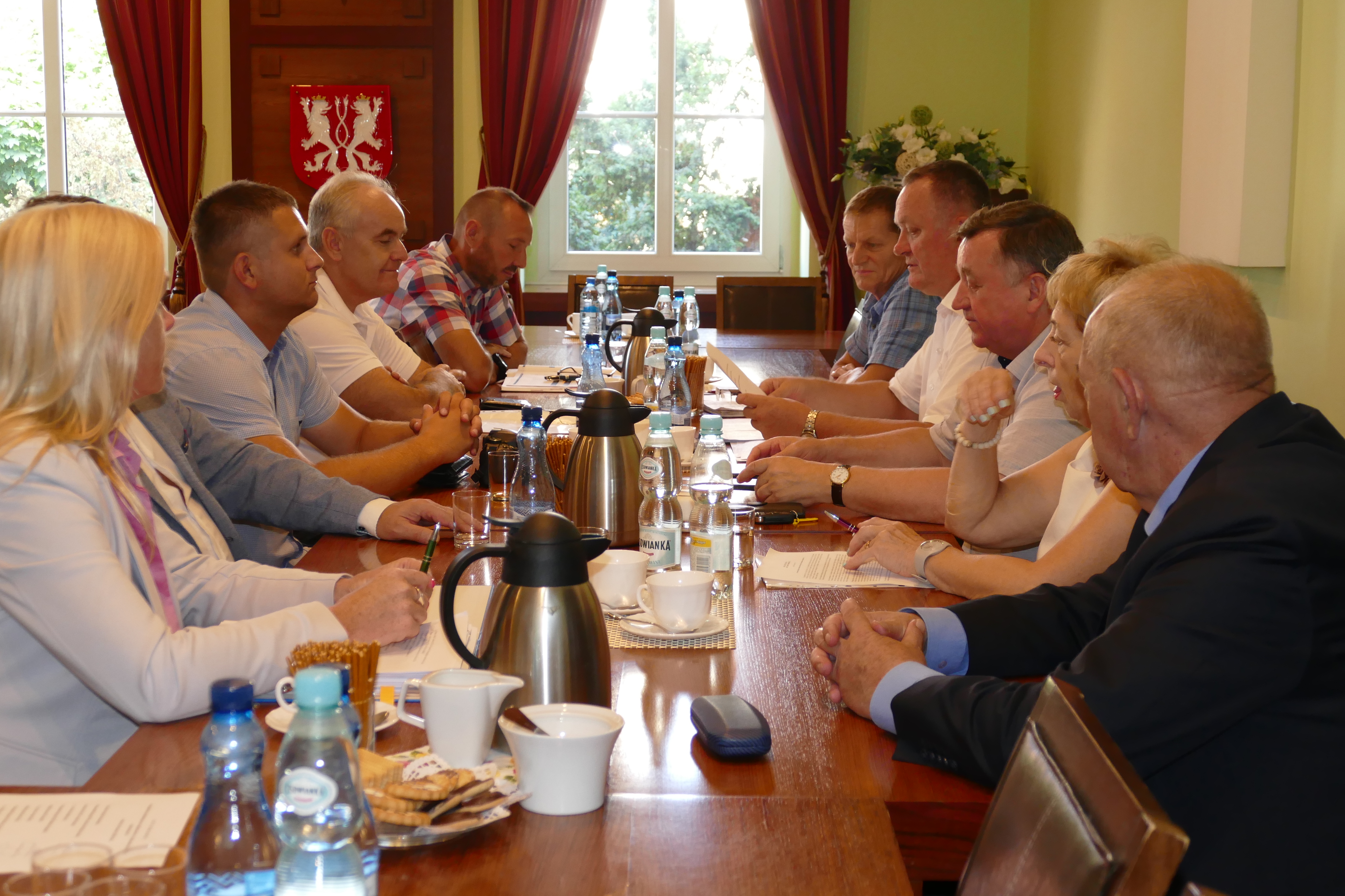 zdjęcie przedstawia przedstawicieli gmin na spotkaniu w sprawie autostrady A4