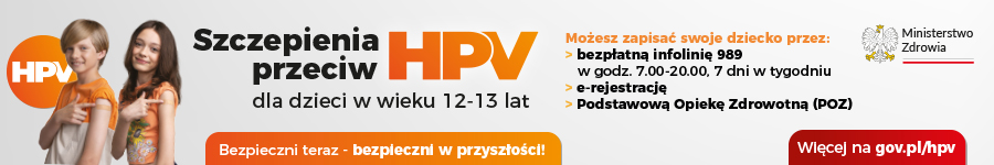 zdjęcie przedstawia dwoje dzieci w wieku nastoletnim wskazujących zaszczepione ramie