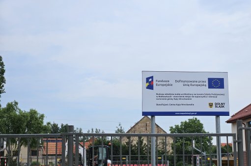 Budowa obiektów małej architektury na terenie Szkoły Podstawowej w Małkowicach – Stworzenie miejsc do wypoczynku i rekreacji na terenie gminy Kąty Wrocławskie