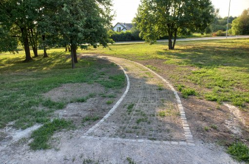 Aleje na skwerze przy ul. Spółdzielczej w Kątach Wrocławskich - wejście na północną aleję od starej Spółdzielczej