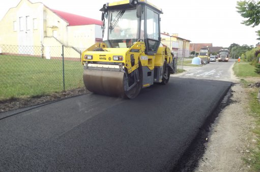 zagęszczanie warstwy ścieralnej drogi