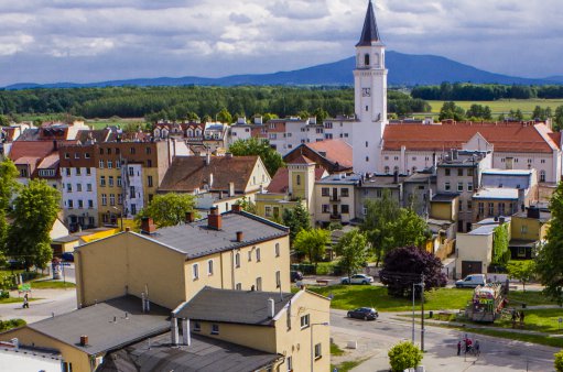 zdjęcie przedstawia panoramę starówki w Kątach Wrocławskich, w części centralnej widać ratusz i wieżę ratuszową