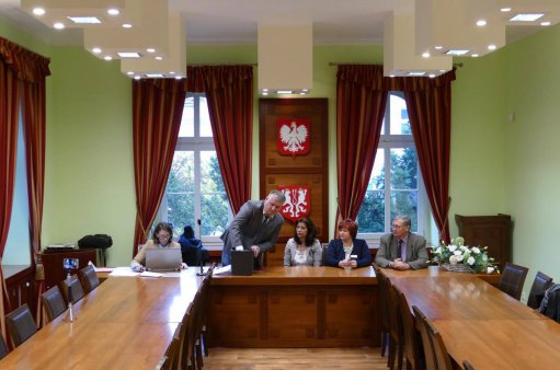zdjęcie przedstawia losowanie nagród w loterii meldunkowej