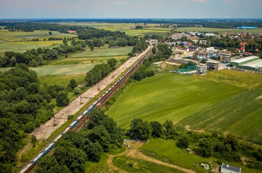 zdjęcie przedstawia tory kolejowe na terenie Kątów Wrocławskich