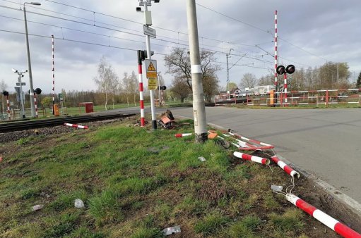 uszkodzony szlaban na przejeździe kolejowym
