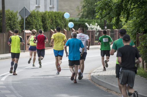 zdjęcie przedstawia grupę biegnących ludzi