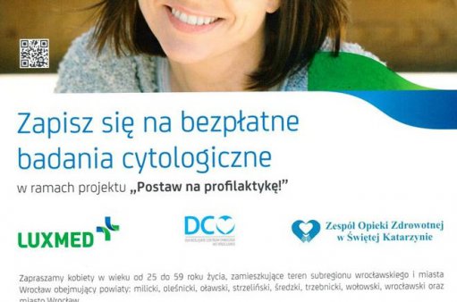 zdjęcie przedstawia uśmiechniętą kobietę w średnim wieku