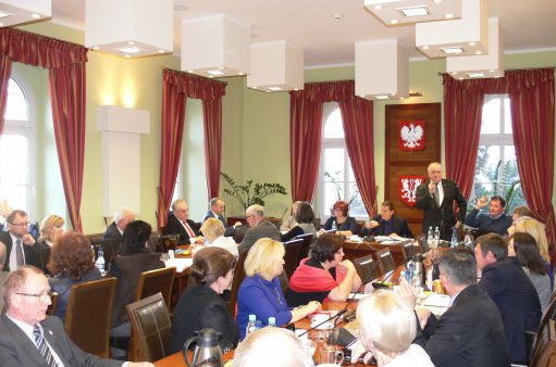 zdjęcie przedstawia radnych głosujących nad uchwałą budżetową na 2017 rok