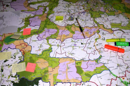 zdjęcie przedstawia mapę na której leżą flamastry i są przyklejone kolorowe karteczki