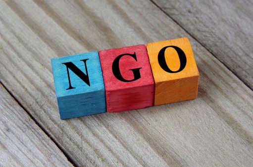 zdjęcie przedstawia 3 kolorowe sześciany z literami NGO
