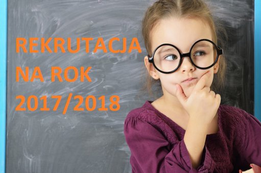 zdjęcie przedstawia dziewczynkę w okularach, która robi zamyśloną minę