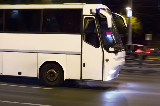 zdjęcie przedstawia jadący autobus 