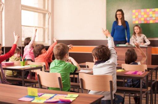 Klasa w szkole, dzieci odpowiadają nauczycielce.