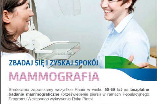 zdjęcie przedstawia dwie uśmiechnięte kobiety stojące przy mammografie