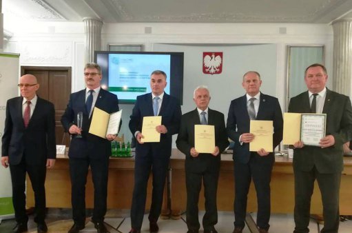 zdjęcie przedstawia 6 mężczyzn