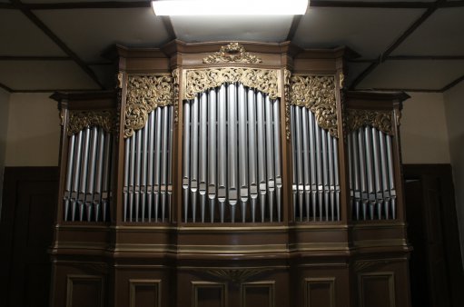 zdjęcie przedstawia piszczałki organów z kościoła w Smolcu