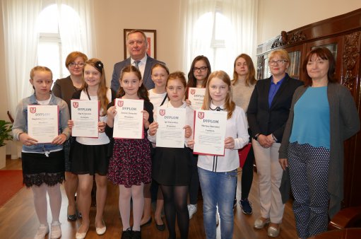 Zdjęcie przedstawia Burmistrza z laureatkami konkursu i ich opiekunkami