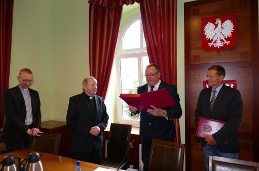 zdjęcie przedstawia czterech mężczyzn 