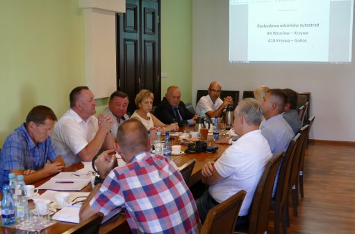 zdjęcie przedstawia przedstawicieli gmin na spotkaniu w sprawie autostrady A4