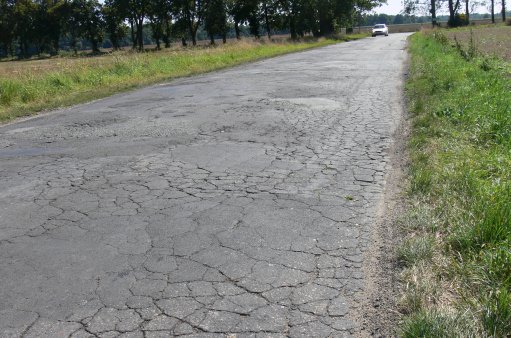 zdjęcie przedstawia uszkodzoną nawierzchnię na drodze wojewódzkiej nr 362