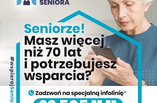 Osoba w wieku 70+ wybiera numer na telefonie