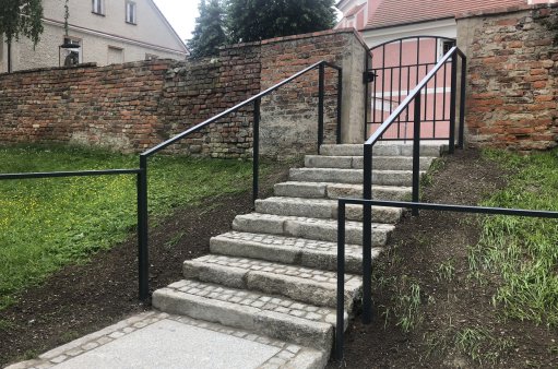 schody na teren kościoła od strony północnej