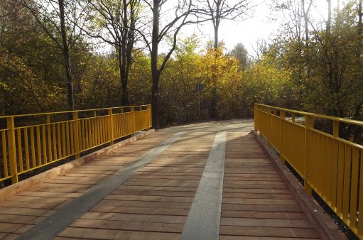 Obraz przedstawia odbudowany most w Bogdaszowicach 