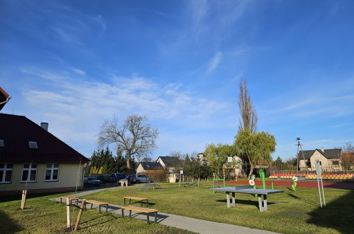 Budowa obiektów małej architektury na terenie Szkoły Podstawowej w Małkowicach – Stworzenie miejsc do wypoczynku i rekreacji na terenie gminy Kąty Wrocławskie Budowa obiektów małej architektury na terenie Szkoły Podstawowej w Małkowicach – Stworzenie miejsc do wypoczynku i rekreacji na terenie gminy Kąty Wrocławskie