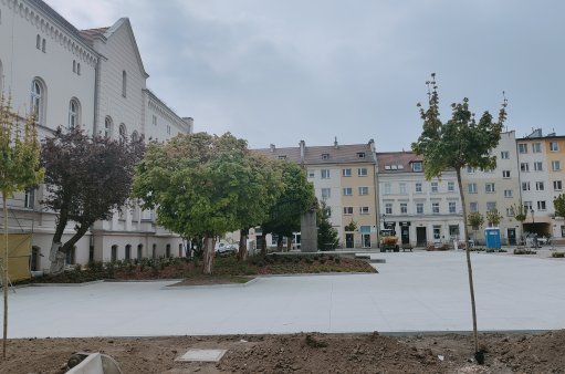 Widok na zrewitalizowaną płytę Rynku w Kątach Wrocławskich
