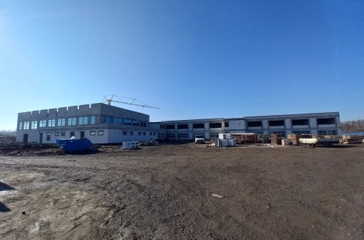widok na halę sportową z zapleczem oraz budynek B