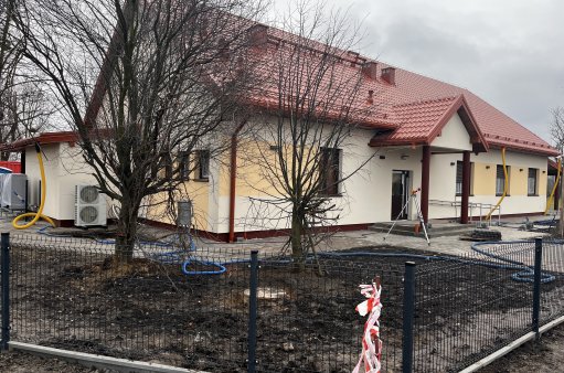 Widok na elewację frontową świetlicy w Sadkowie
