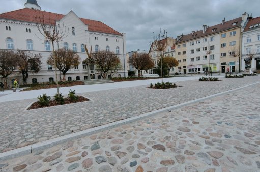 Widok na wyremontowaną zachodnią pierzeję Rynku